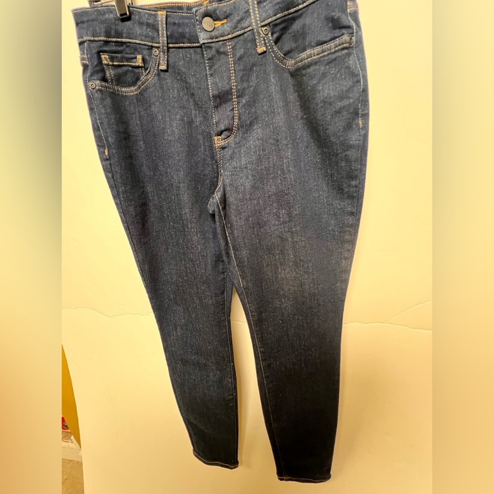 NYDJ SKINNY DARK WASH JEANS. Size 6
29” INSEAM. 32” WAIST. NWT - Picture 9 of 9